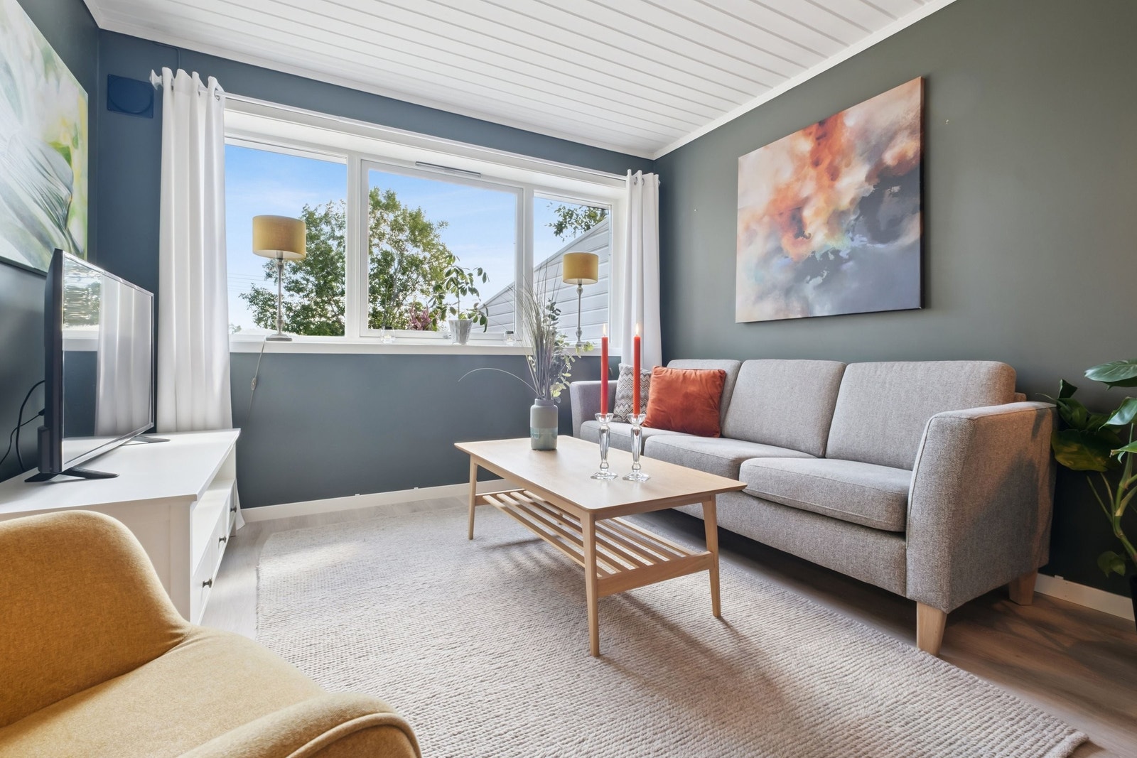 Innbydende leilighet med plass til sofagruppe, vindusflater med godt lysinnslipp. Det er montert screen utvendig på stuevinduet. Galleribilde