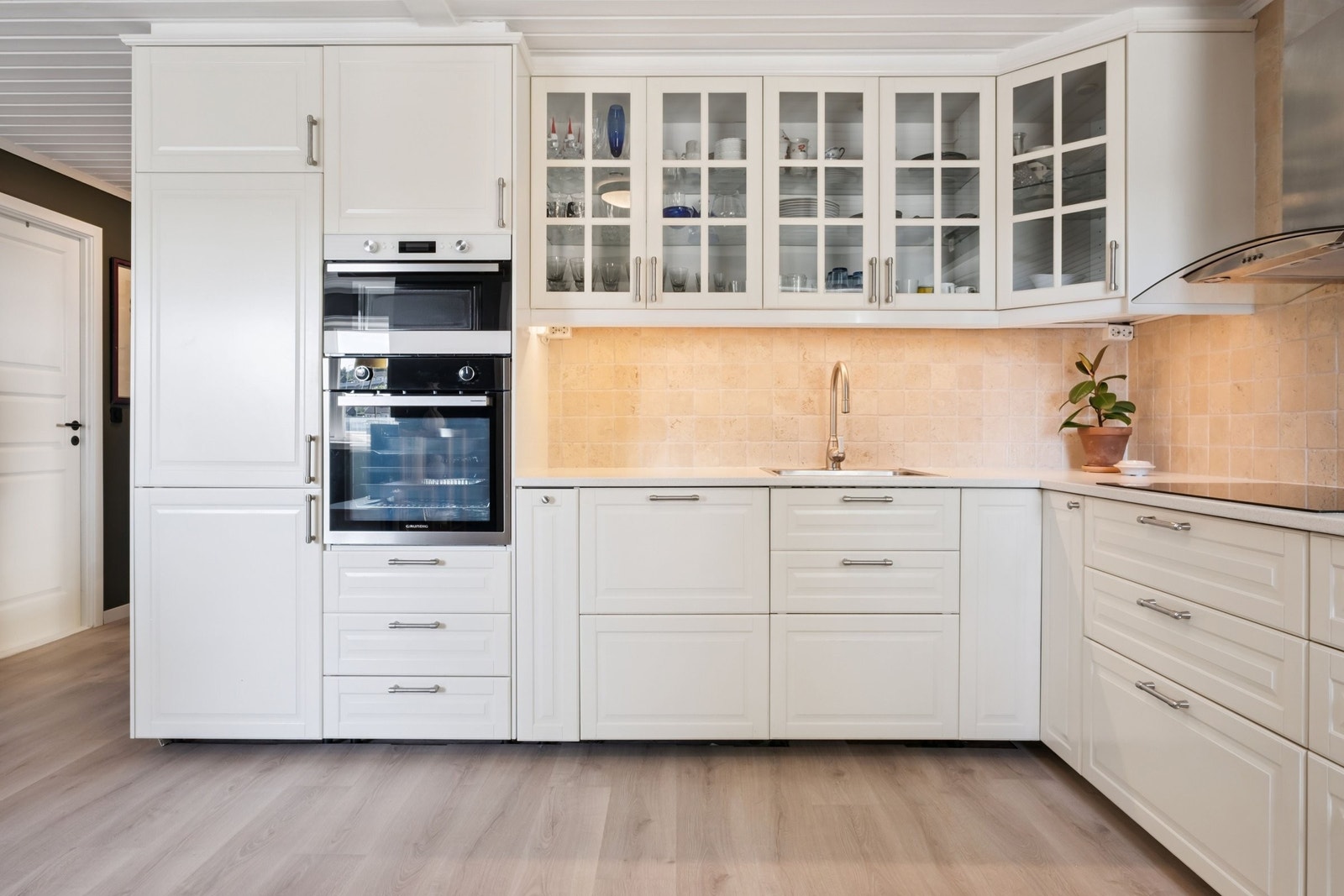 Kjøkkeninnredning fra IKEA fra 2013. Integrerte hvitevarer som platetopp, nyere stekovn, micro, oppvaskmaskin og kjøl/fryseskap. Galleribilde