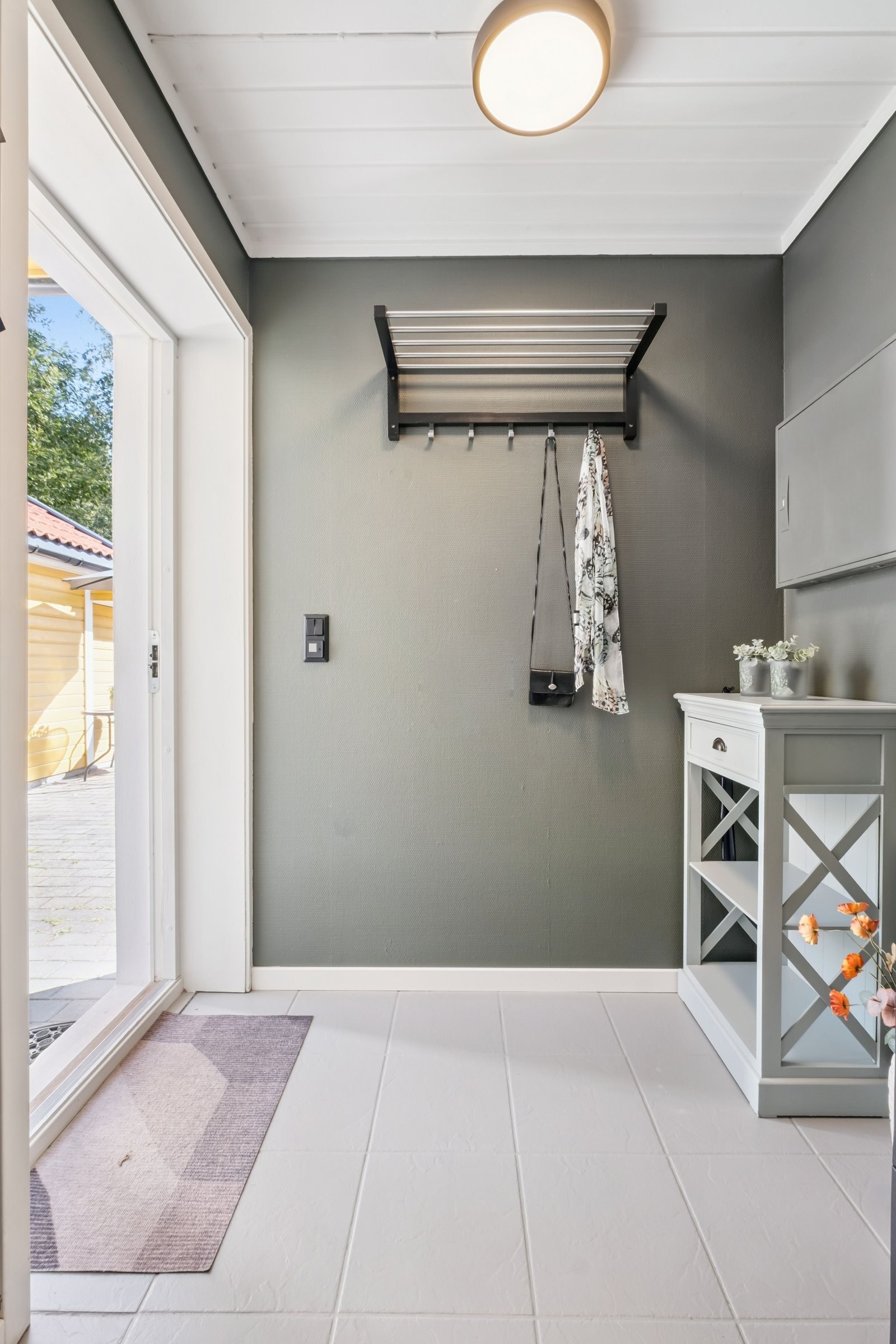 Praktisk gang med flislagt gulv Galleribilde