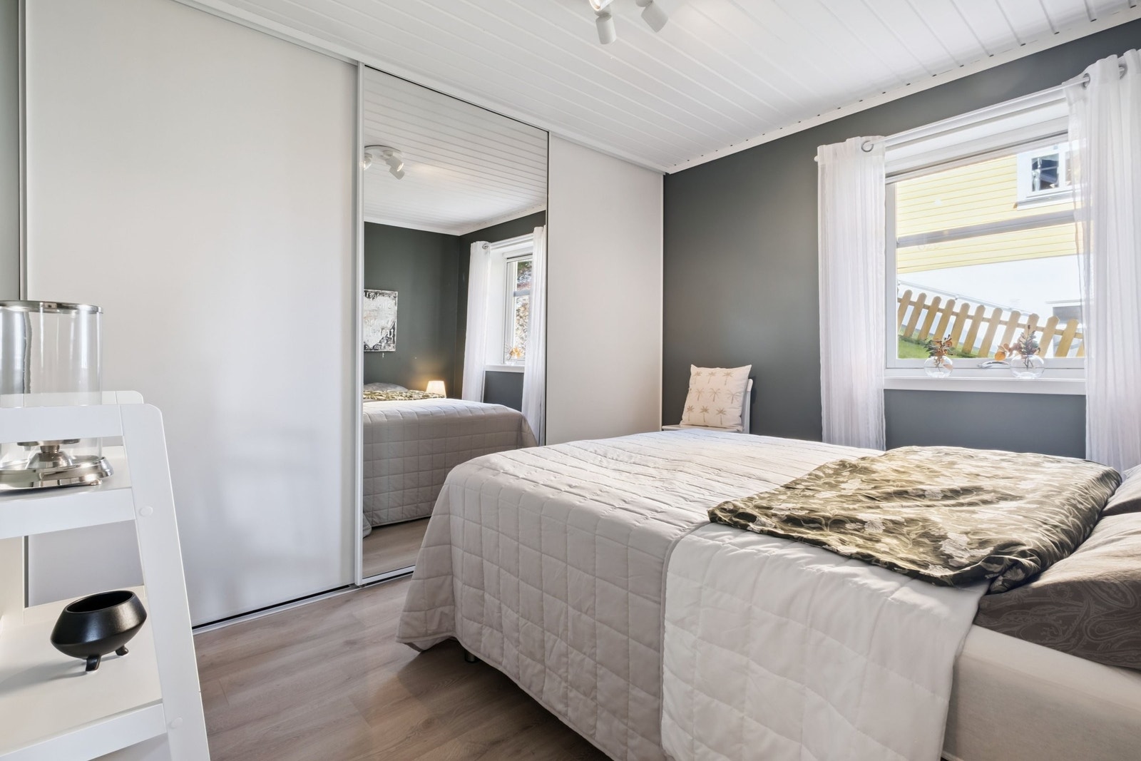 Soverom med praktisk garderobeløsning med skyvedører og speil. Galleribilde