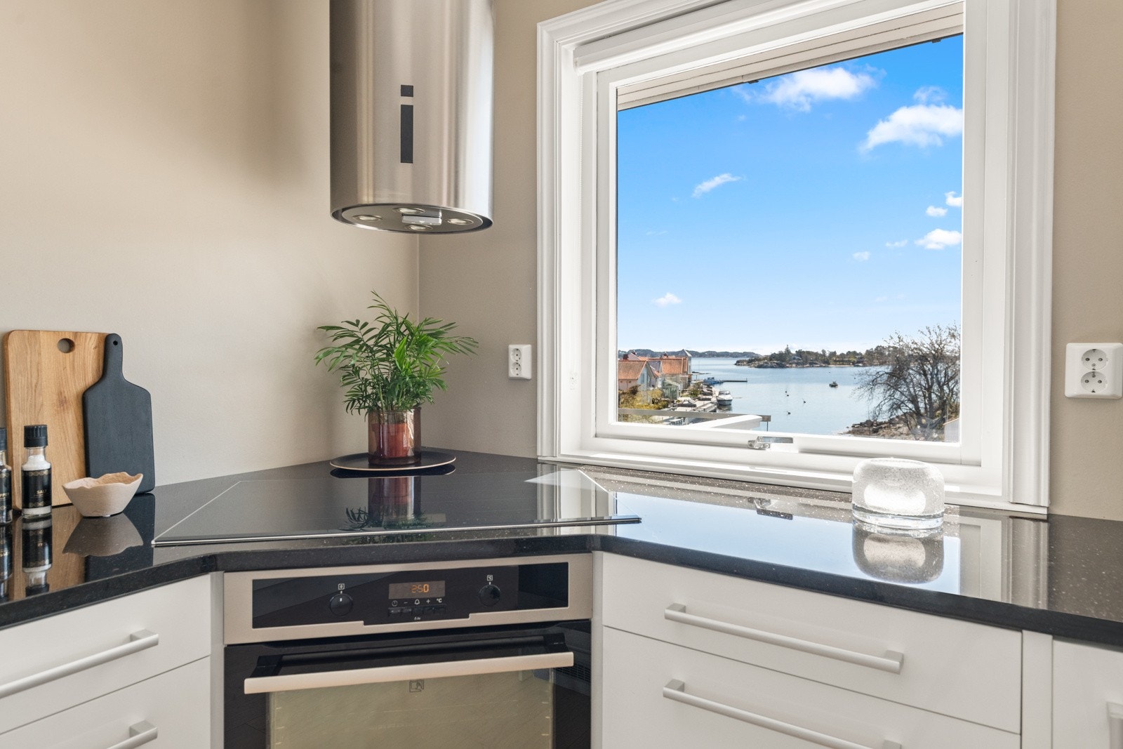 Her vil familiens kokk garanteret trives.. Nyt utsikten mens man lager mat Galleribilde