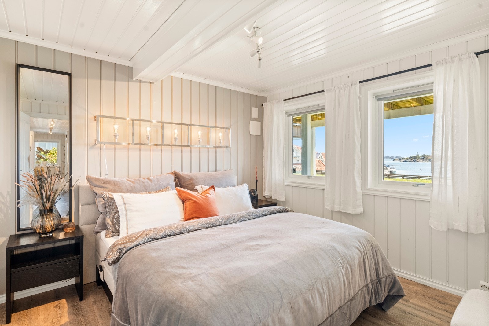 Hovedsoverommet har flott utsikt mot sjøen Galleribilde