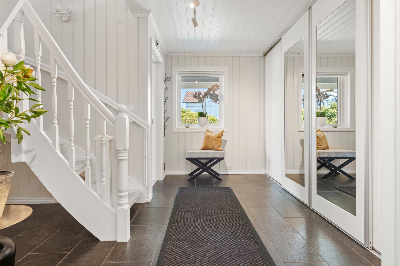 Stor og lys gang som gir et fint førsteinntrykk av boligen! Her har du god plass til å henge fra deg i stor skyvedørsgarderobe Galleribilde