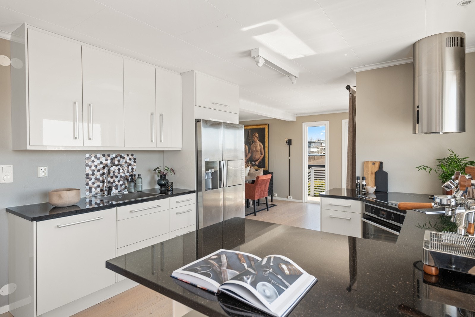 Av integrerte hvitevarer er det oppvaskmaskin, komfyr og stekeplate med flere funksjoner Galleribilde