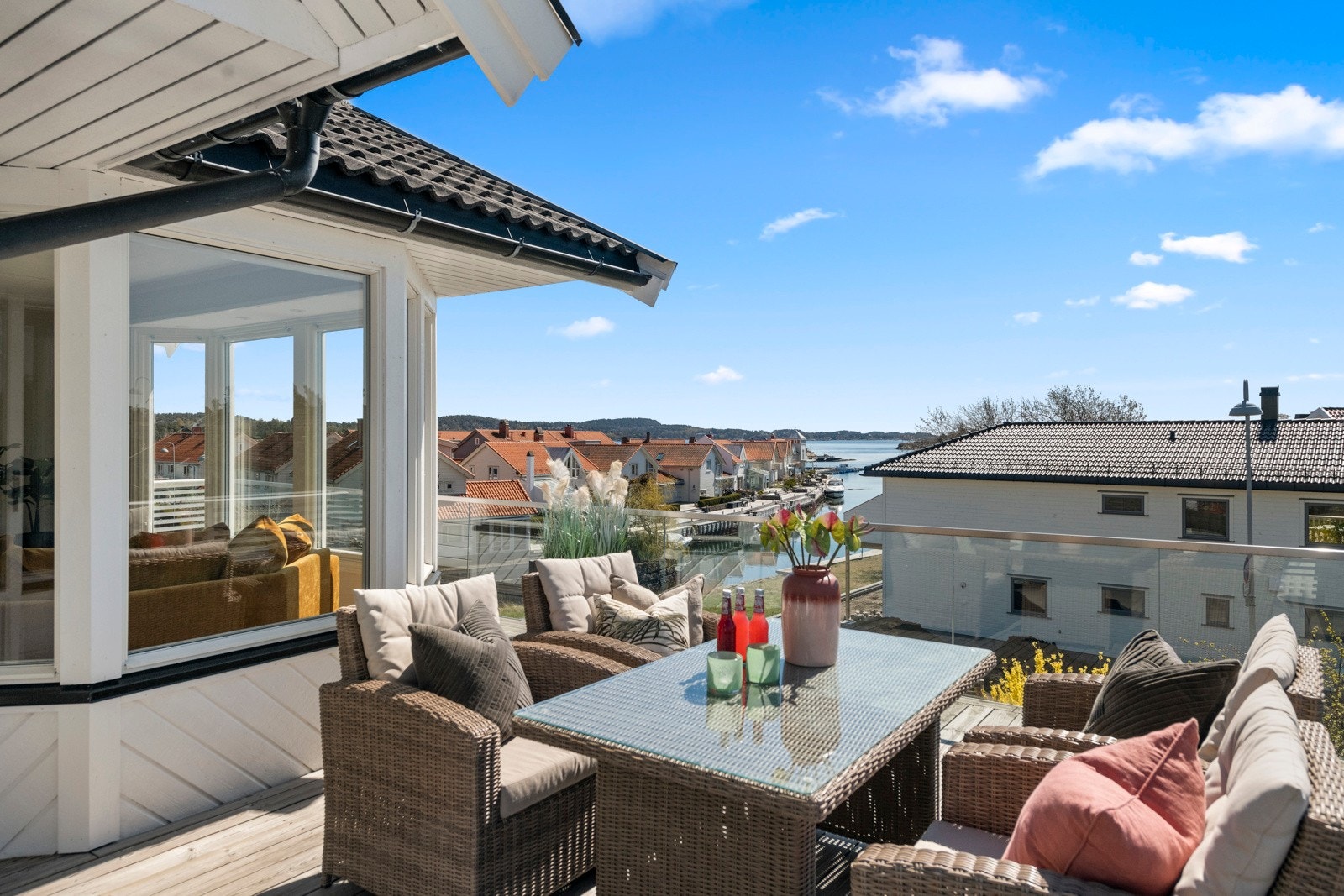 Fra stuen er det direkte utgang til balkongen! Her har man flere møbleringsmuligheter og god plass til hyggelige kvelder Galleribilde