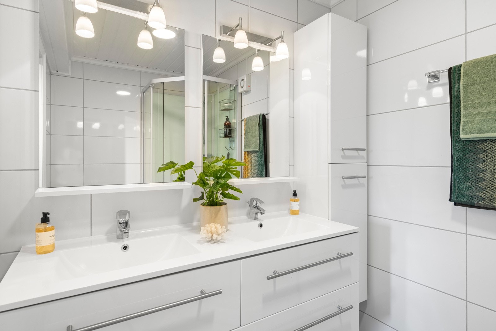 Dobbelservant med to ovenpåliggende servant og speil med lys over Galleribilde