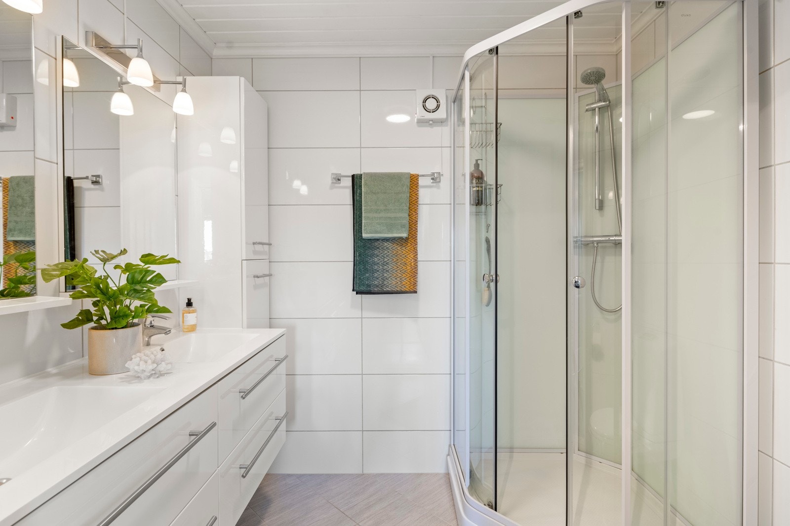 Lekkert bad vis-a-vis hovedsoverommet Galleribilde