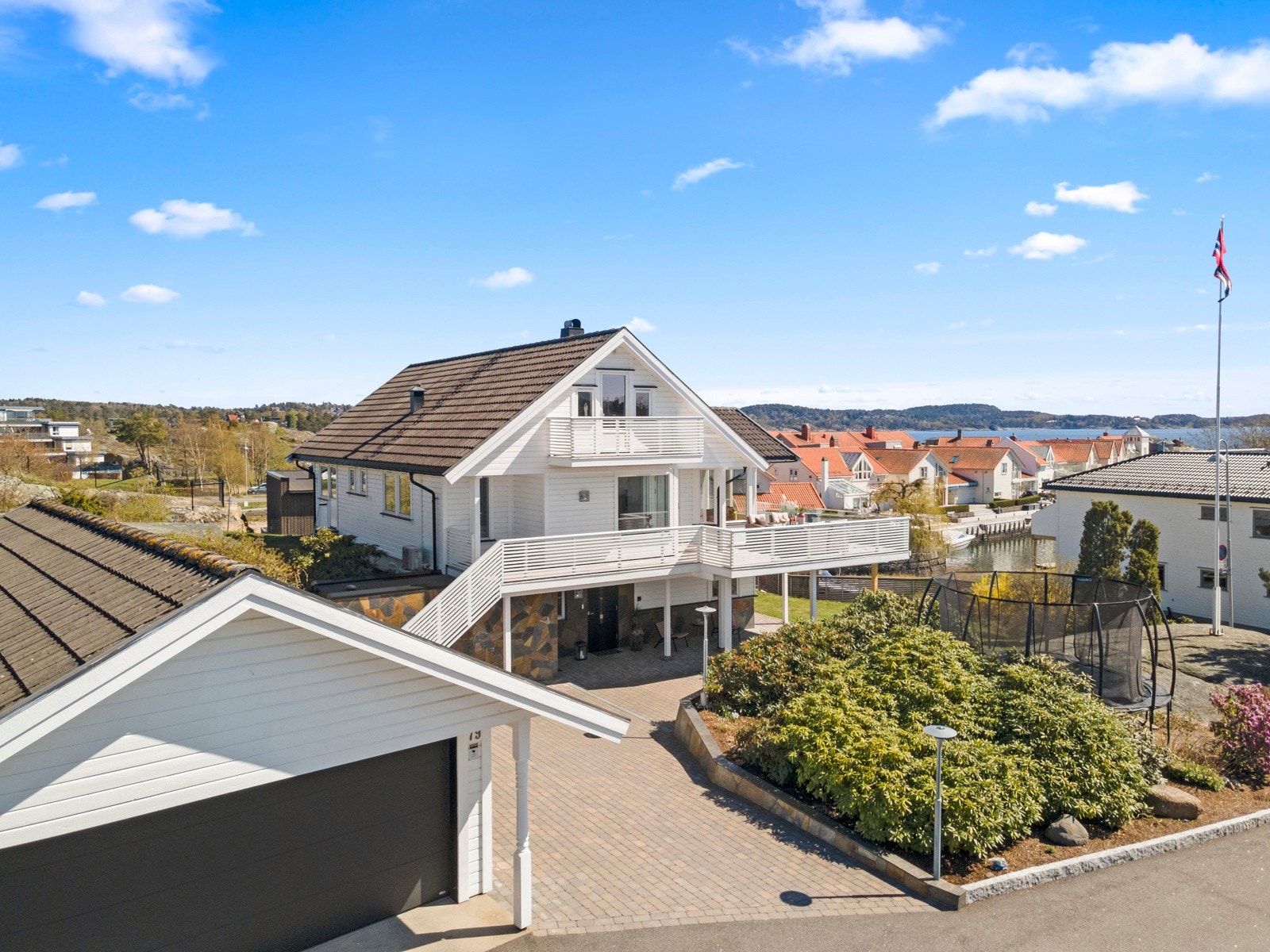 Innholdsrik og stor enebolig med stor gårdsplass og dobbel garasje Galleribilde