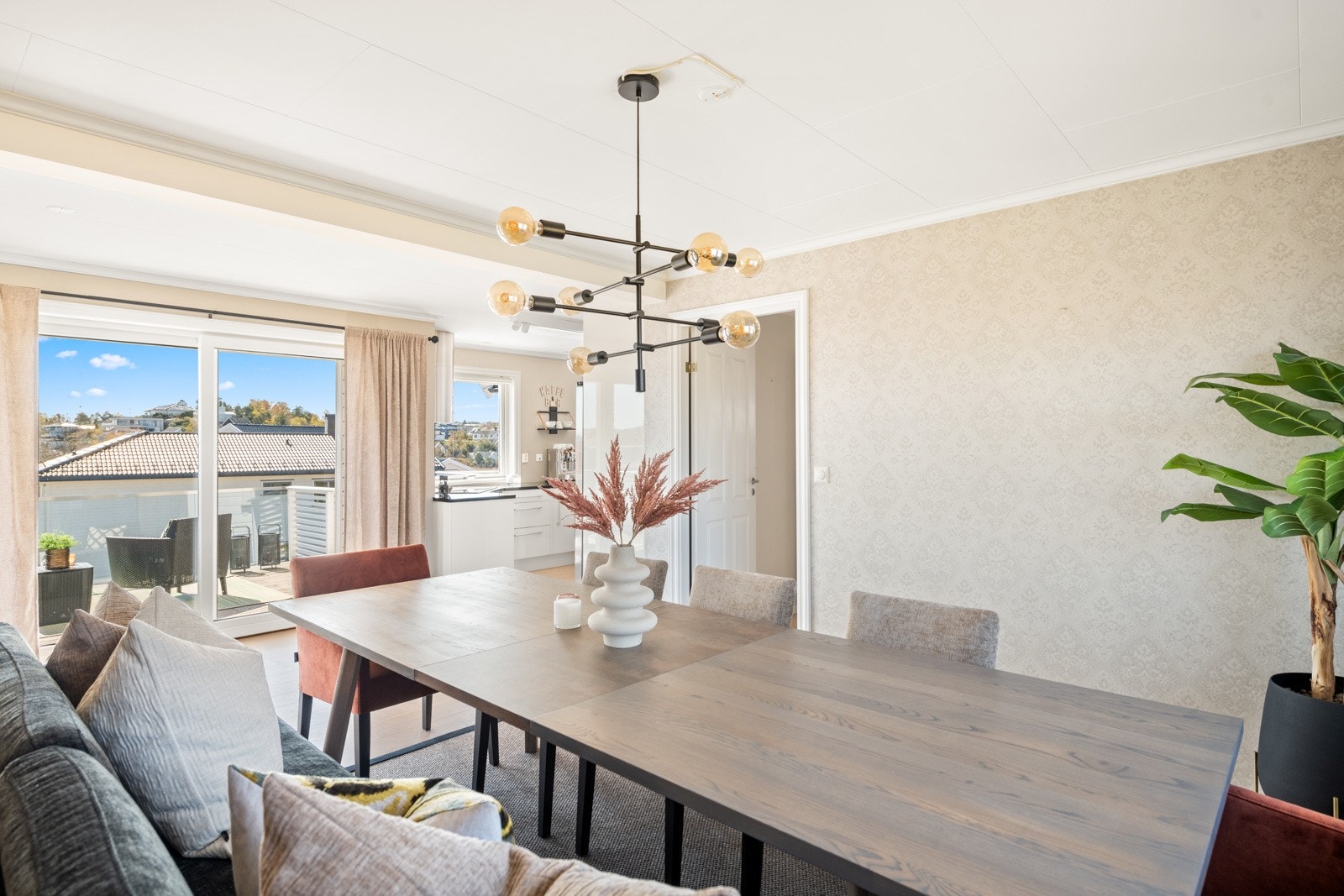 Her har du god plass til ha store middagsselskaper Galleribilde