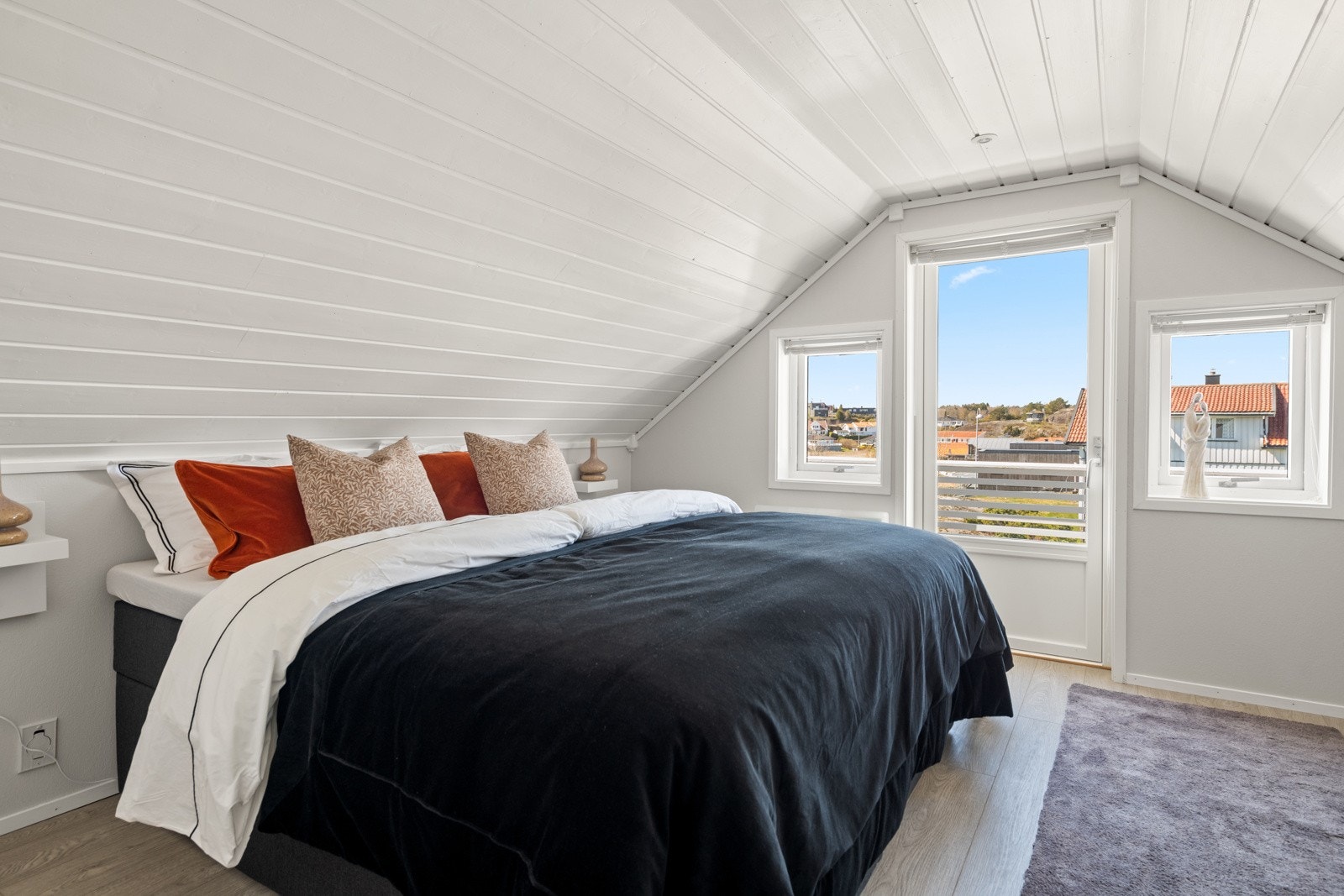 Mot vest er det pent soverom med utgang til solrik balkong Galleribilde