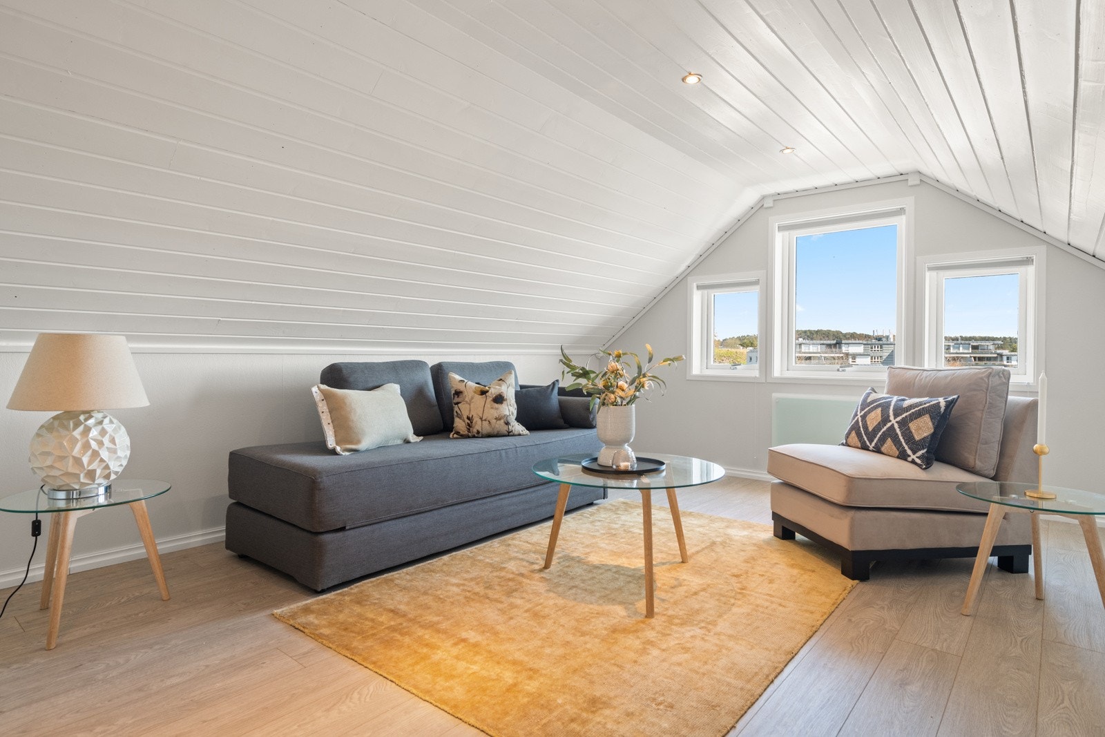 Soverom mot øst er større og kan også brukes til ekstra stue Galleribilde