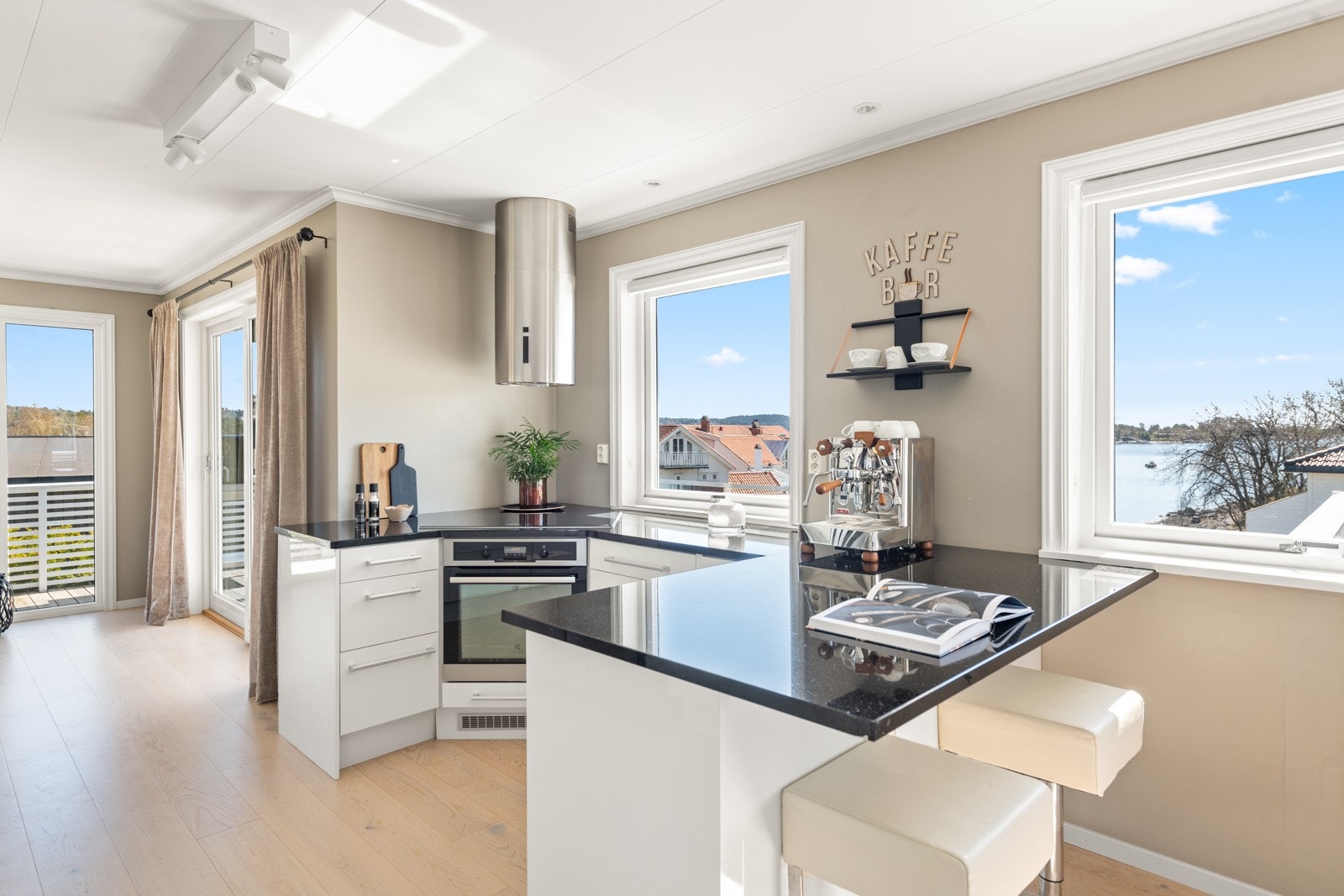 Lekkert kjøkken i moderne design Galleribilde