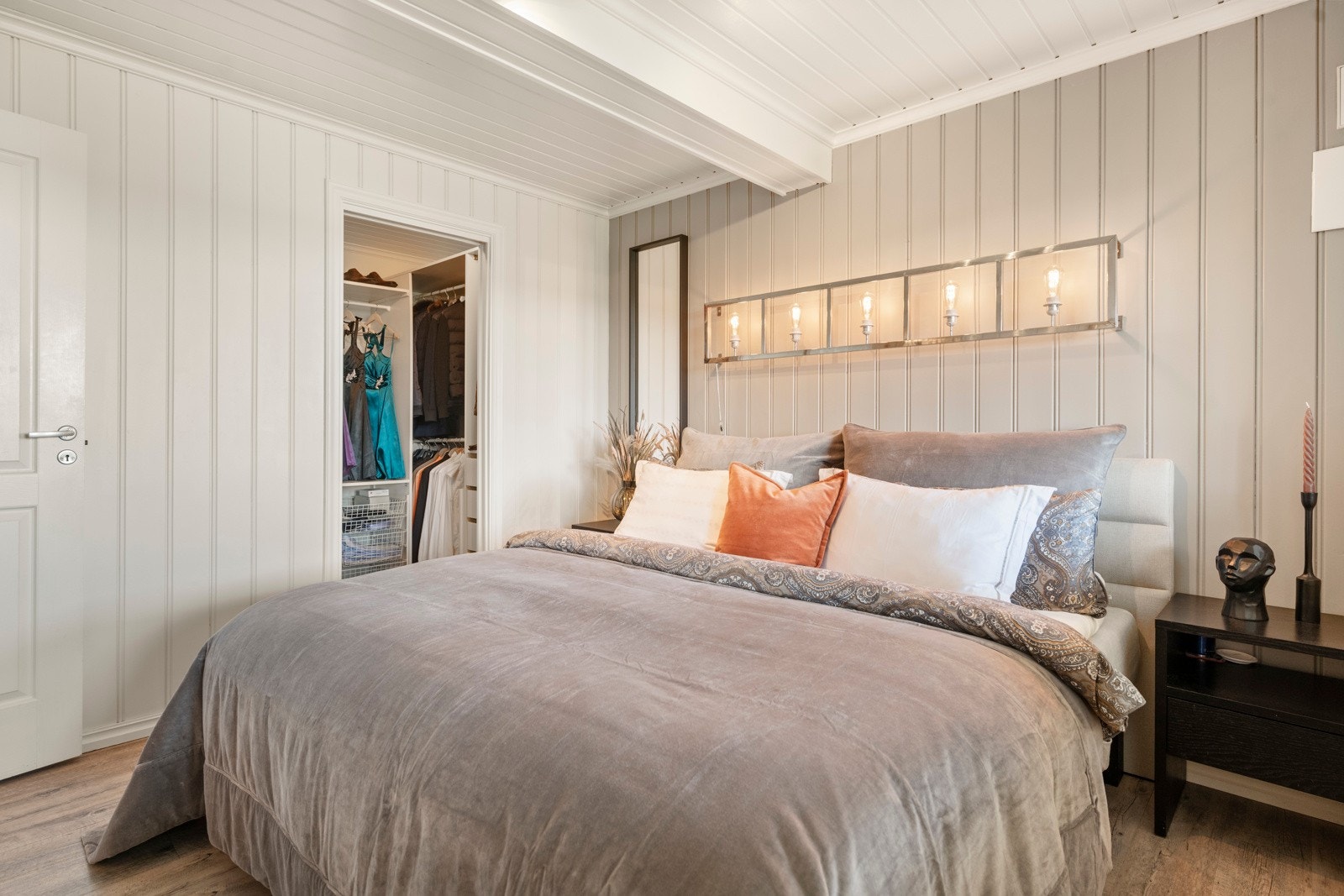 Soverommet har egen walk-in garderobe Galleribilde