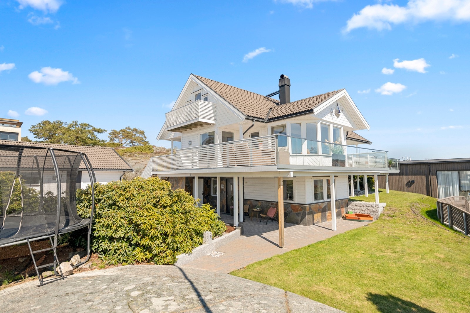 Boligen ligger på attraktive Skaustranda, i ett barnevennlig og rolig område - helt i enden av blindvei! Galleribilde