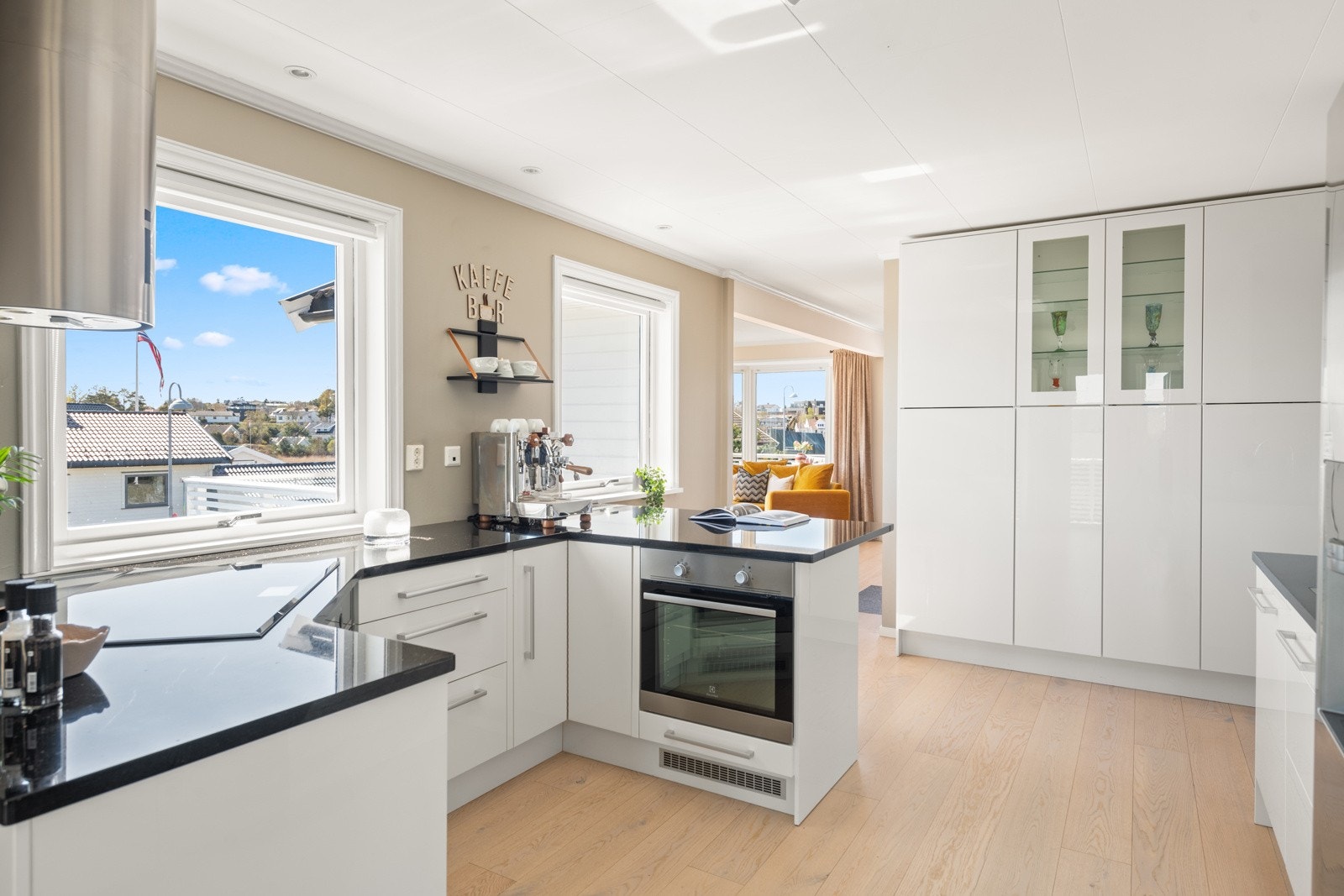 På kjøkkenet er det montert hele to komfyrer, perfekt for hobbykokken! Galleribilde