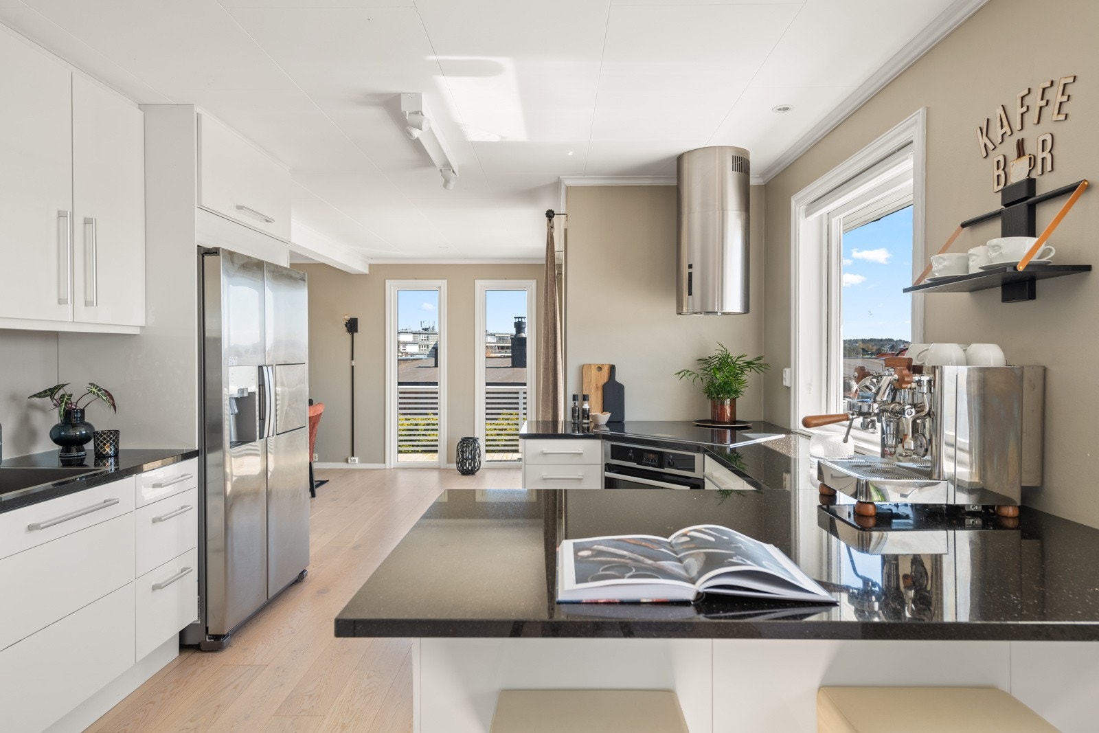 På kjøkkenøyen er det plasser til frokosten og morgenkaffen Galleribilde