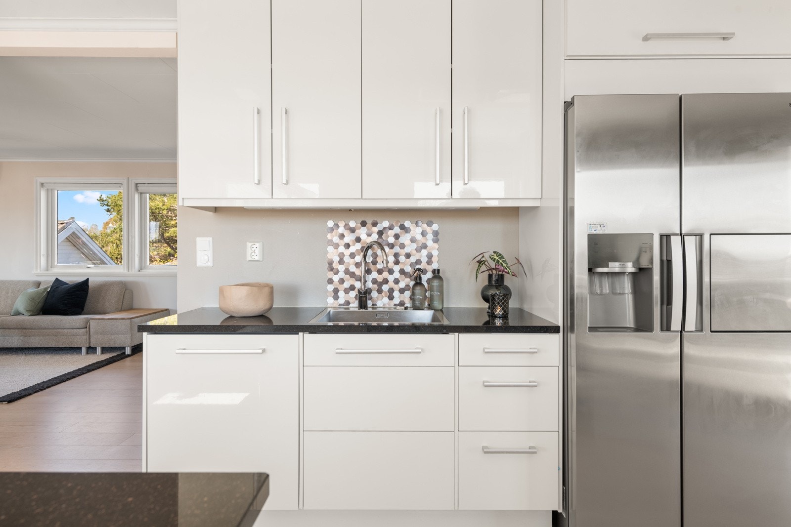 Kjøkkenet ligger i en delvis åpen løsning som gir et sosialt allrom Galleribilde