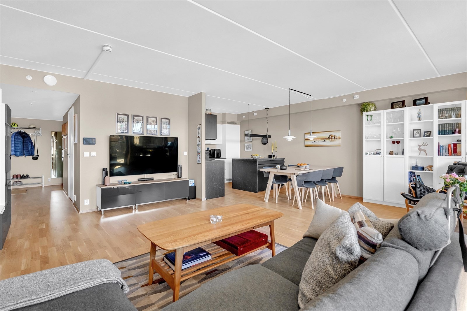 Her får du et stilrent hjem med høy standard, stor og solrik balkong, samt garasjeplass med elbil-lader i kjelleren. Galleribilde