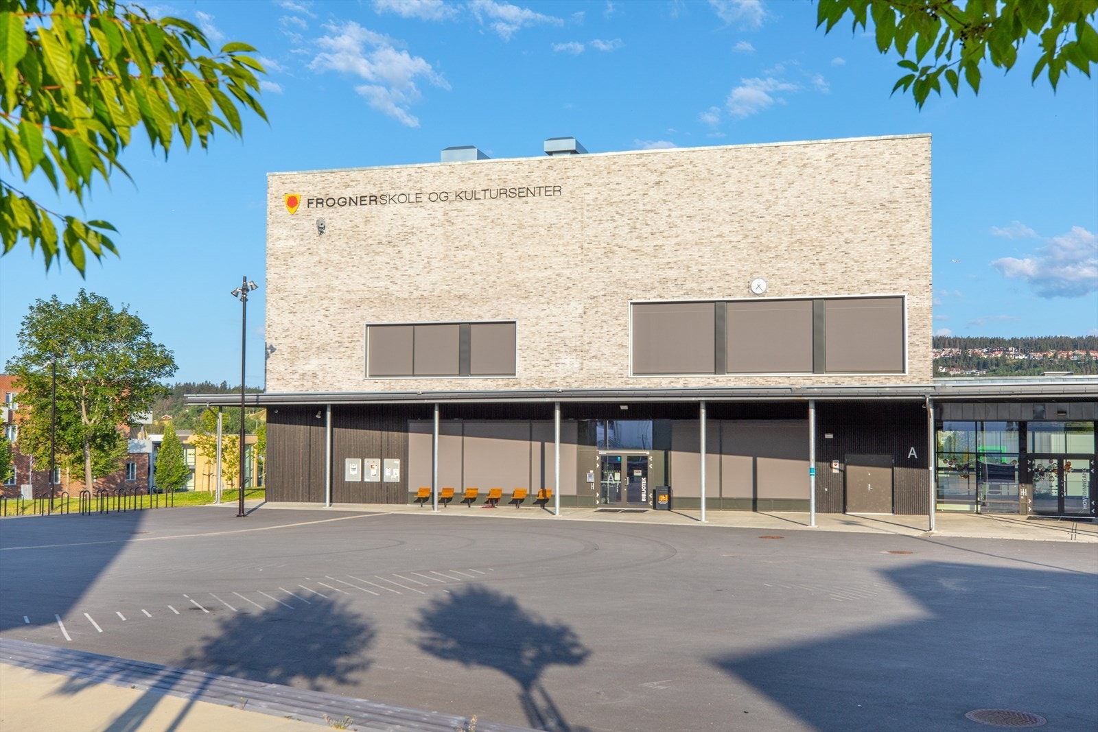 Frogner Skole og Kultursenter ligger ca. 1 km unna med gangvei hele veien. Galleribilde