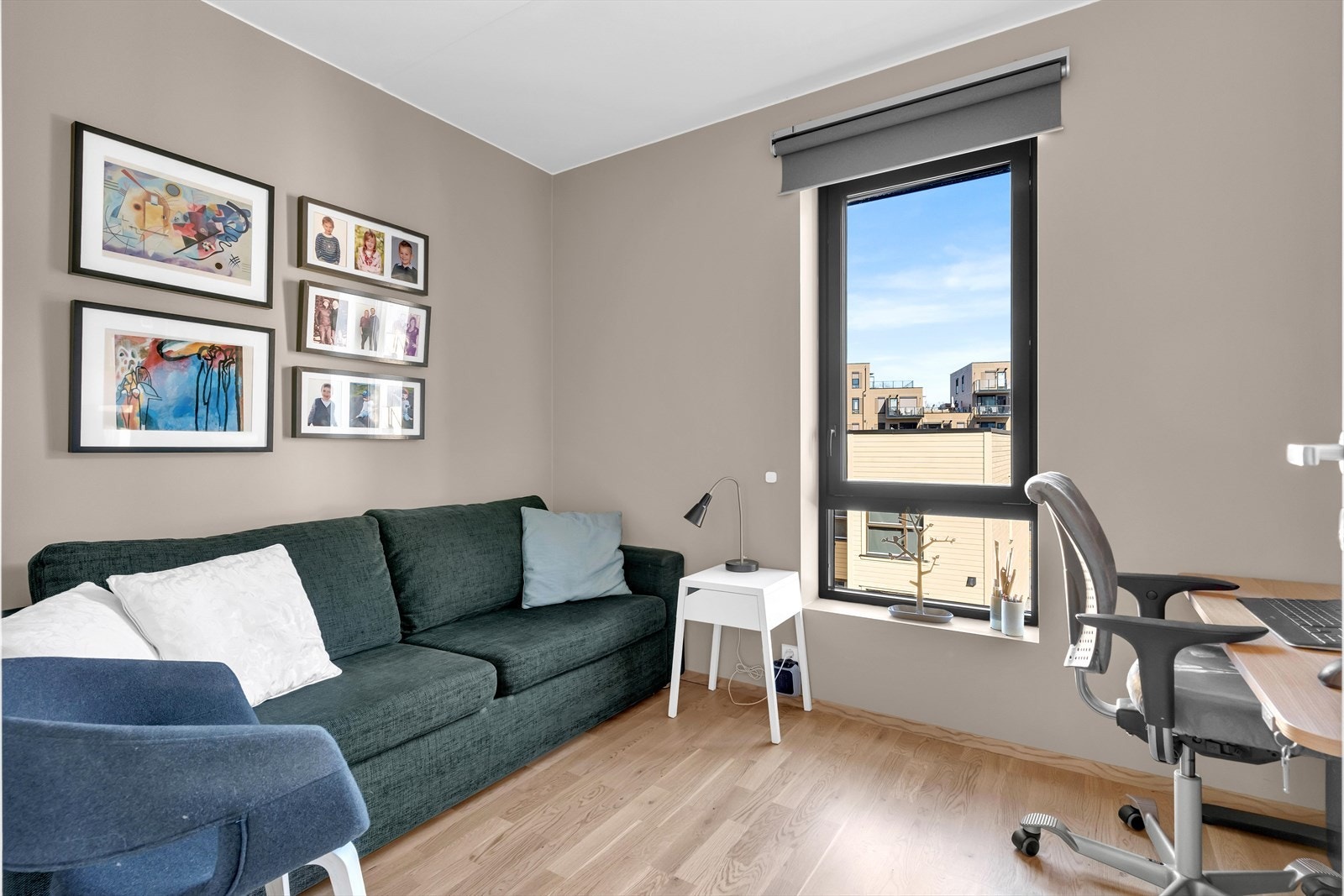 Soverom to er et fleksibelt rom som kan tilpasses etter behov - enten som barnerom, kontor, gjesterom eller gamingrom. Her har du mange muligheter til å skape en løsning som passer din livsstil. Galleribilde