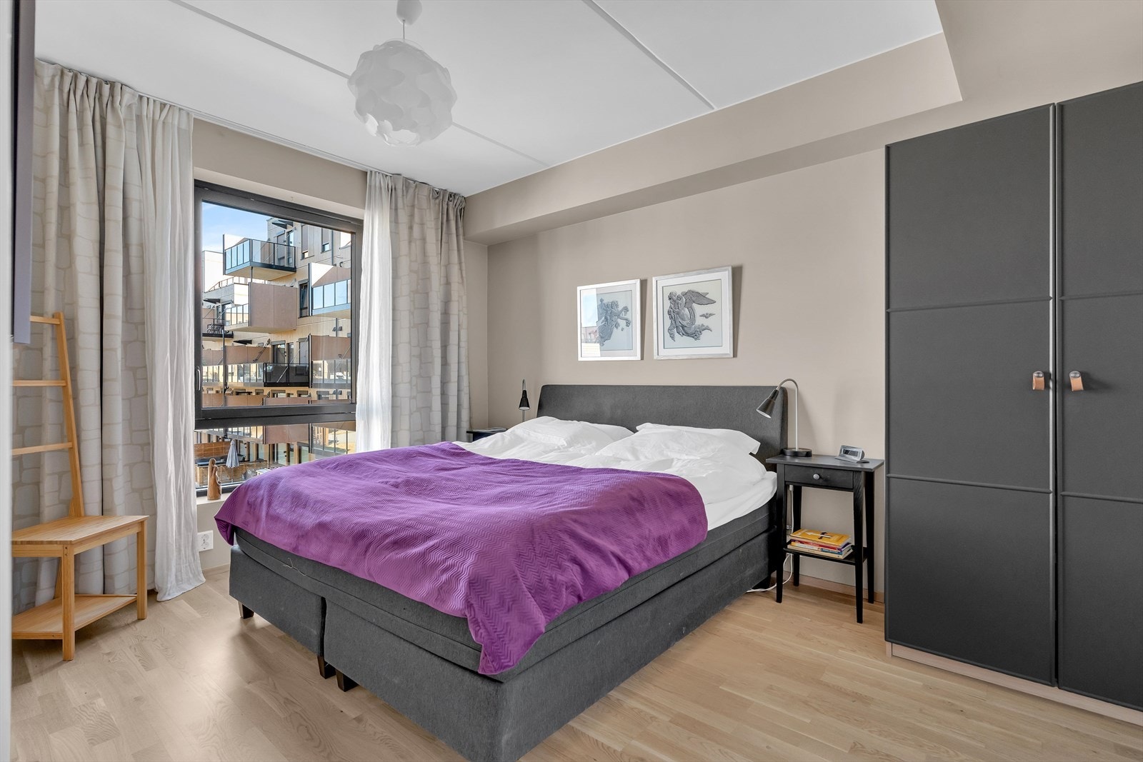 Store vinduer gir et lyst og behagelig innemiljø. I tilknytning til hovedsoverommet er det en innvendig bod som fungerer som et walk-in-closet for gode oppbevaringsmuligheter. Galleribilde