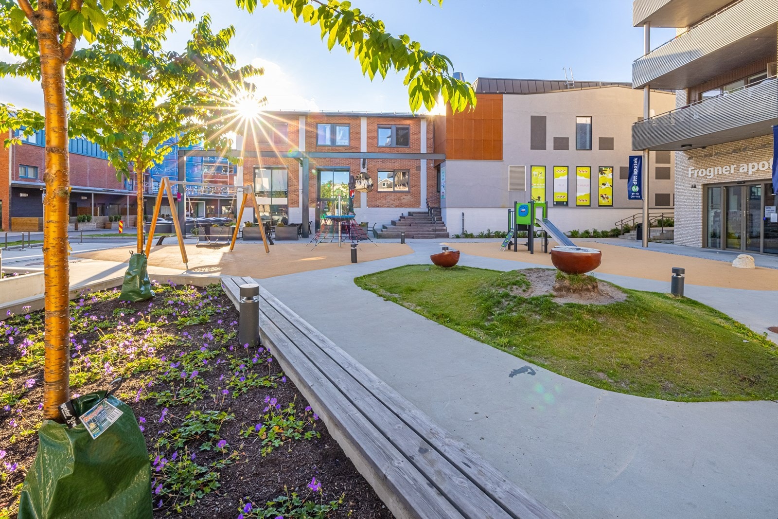 Frogner Sentrum er et koselig sentrum med nabolagsrestaurant, butikk, frisør, apotek, legesenter m.m. Galleribilde