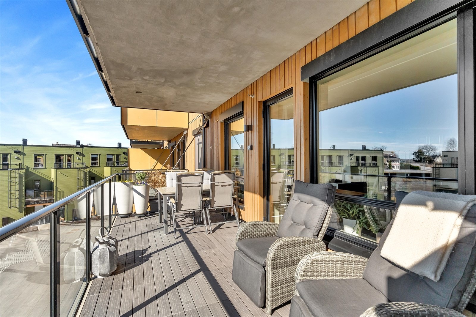 Fra stua er det utgang til en stor, solrik og herlig balkong! Med hele 15 kvm å boltre deg på kan du innrede med to sittegrupper, grill og beplantning etter ønske. Galleribilde