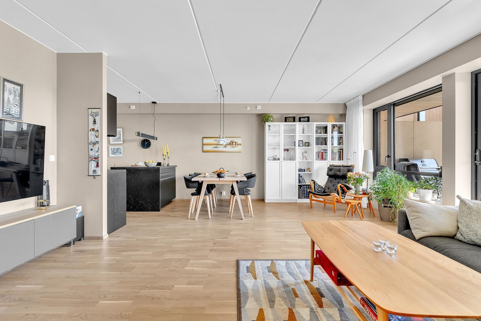 Leiligheten har en gjennomtenkt planløsning med lyse, luftige rom og eksklusive materialvalg. Galleribilde