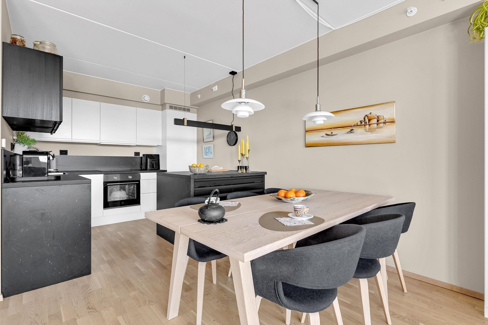 Kjøkkenet er en drøm for matentusiaster! Med hvite, slette fronter og en lekker, mørk benkeplate kombinerer kjøkkenet funksjonalitet med et moderne og stilrent uttrykk. Galleribilde