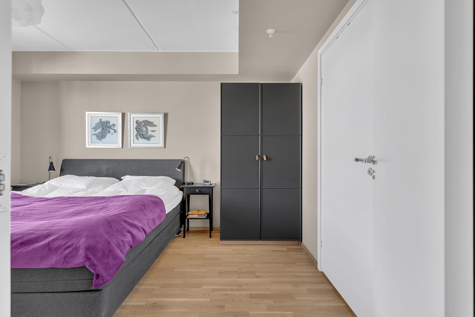 Hovedsoverommet er romslig og har en rolig atmosfære med plass til en stor seng og gode oppbevaringsmuligheter. Galleribilde