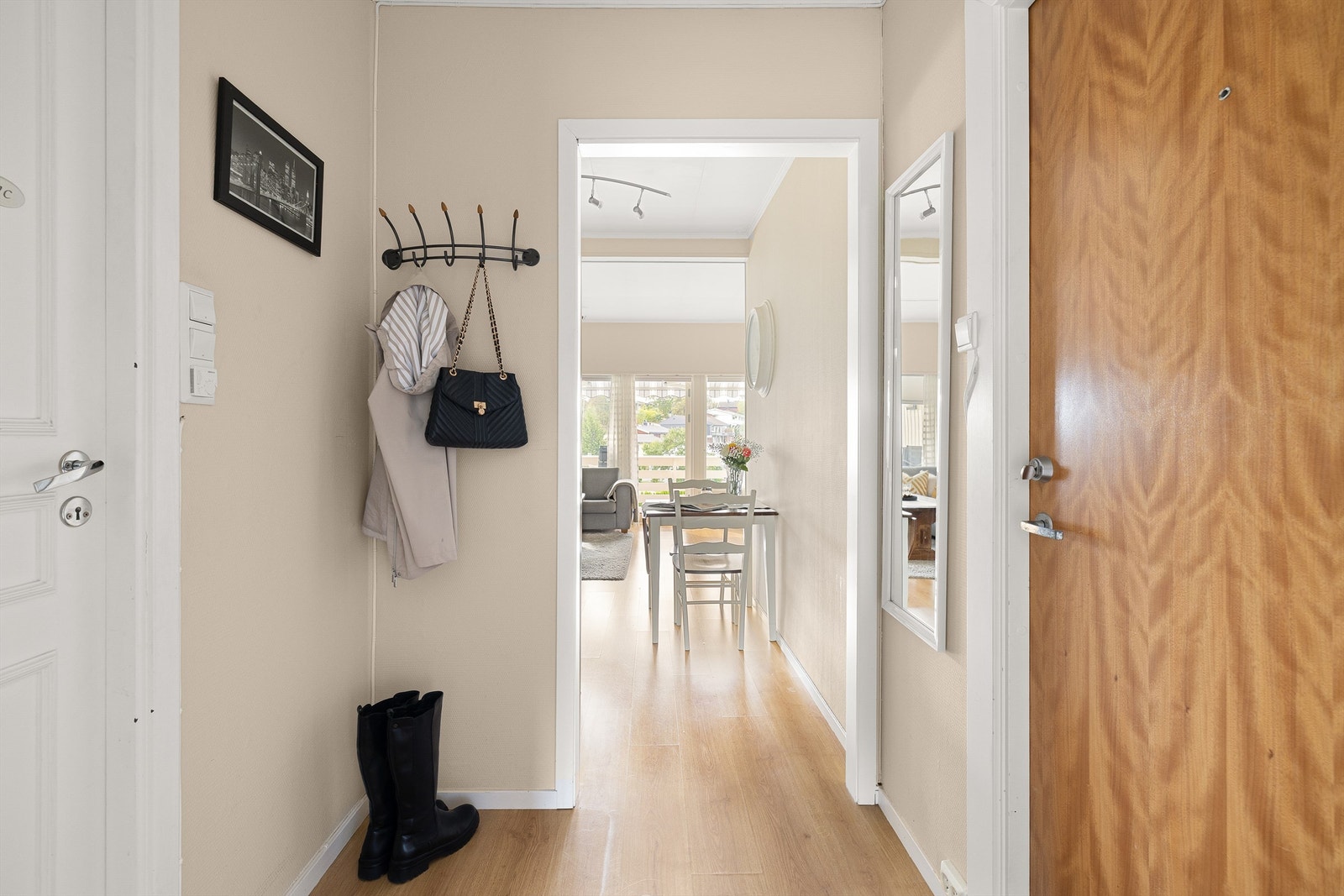 Med adkomst fra entreen er badet like lett tilgjengelig fra soverommet som fra leiligheten sosiale sone. Galleribilde