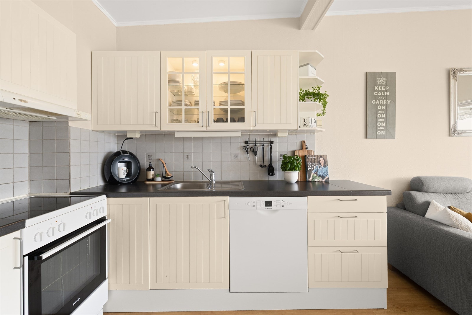 Ny varmtvannsbereder på 120 liter ble installert i benkeskap i 2024. Av hvitevarer på kjøkkenet medfølger oppvaskmaskinen. Galleribilde