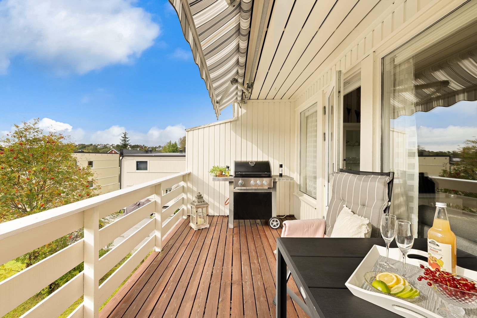 Leiligheten ligger i andre etasje, med sydvendt balkong som er solfylt store deler av dagen - sommerstid fra formiddag til kveld. Galleribilde