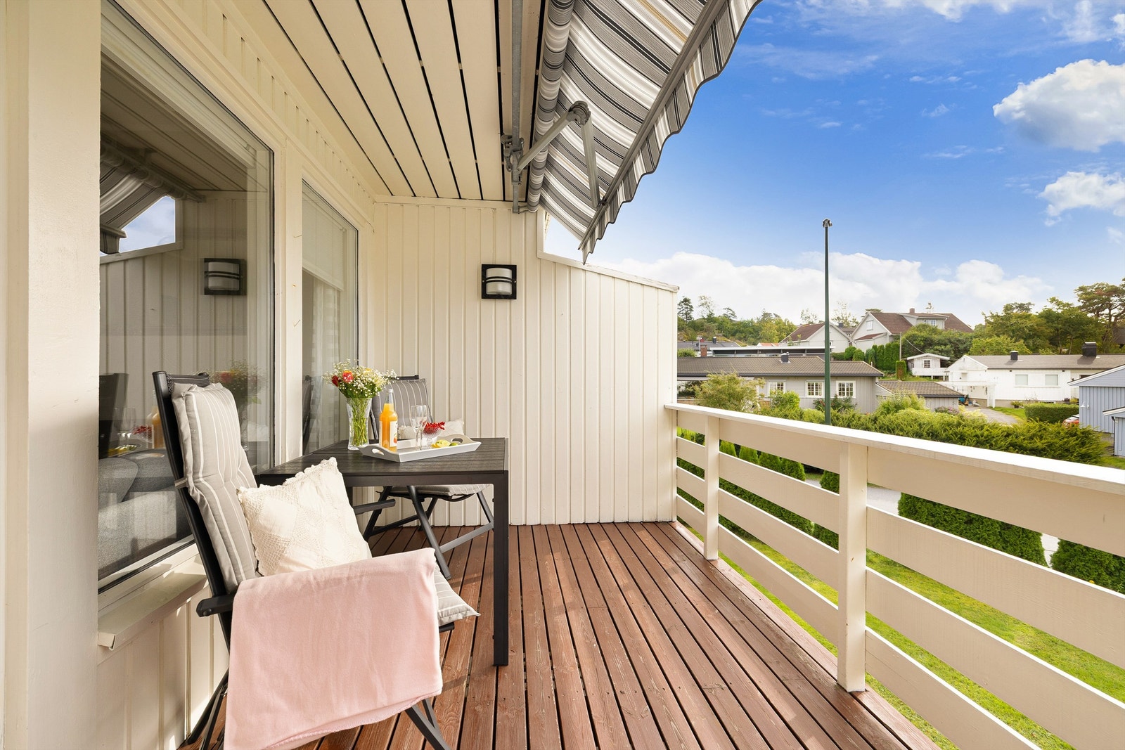 Balkongens heldekkende markise skjermer ikke bare for solen, på lyse sommerkvelder fungerer den også ypperlig som lunende tak. Galleribilde