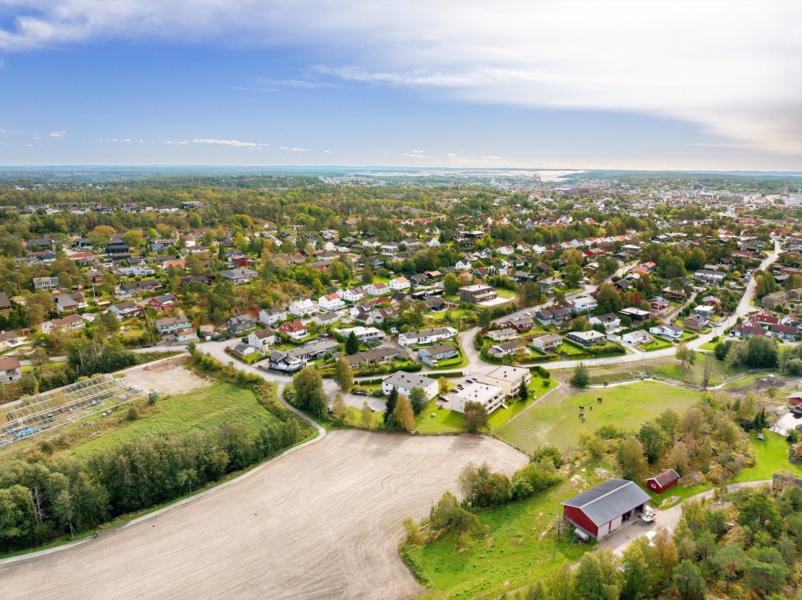 I Joruns vei 36 bor du innenfor bomringen og nyter godt av kort vei til alle byens tilbud. Galleribilde