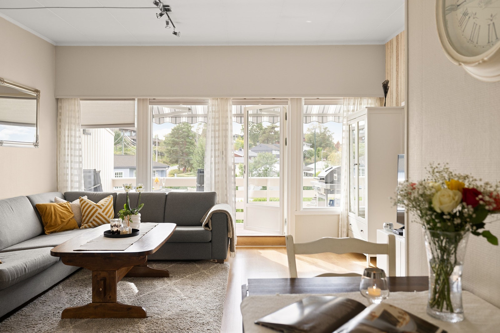 Fravær av motstående bebyggelse gjør leiligheten lite utsatt for innsyn. Galleribilde