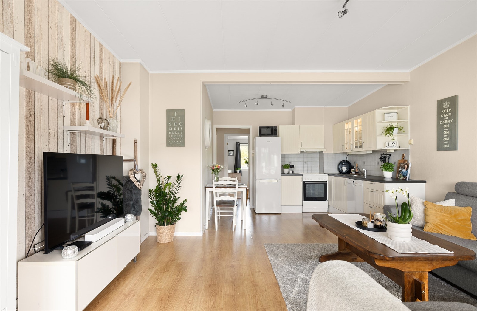 Romløsningen disponerer leilighetens interne bruksareal på 45 kvm. meget effektivt, blant annet med stue og kjøkken i åpen løsning. Galleribilde