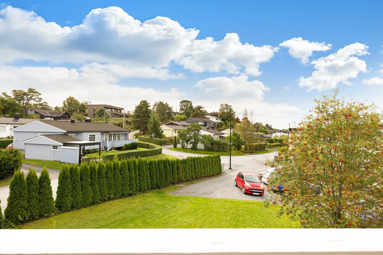 Utsyn fra balkongen. Det er ingen motstående bebyggelse verken foran eller bak leiligheten. Galleribilde