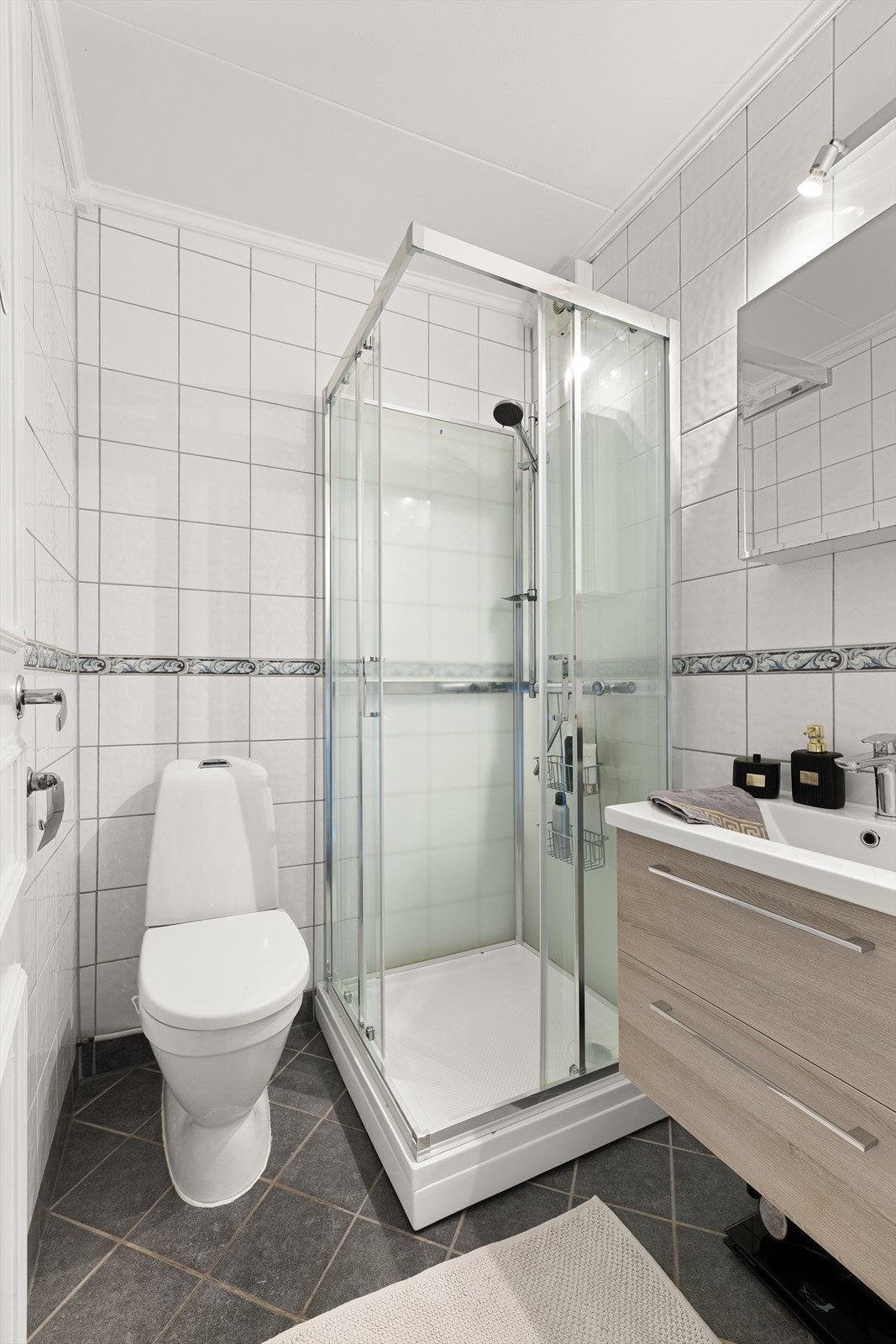 Nytt dusjkabinett og nytt klosett ble montert på badet i 2024, nye møbler i 2018. I gulvet er det elektrisk varme. Galleribilde