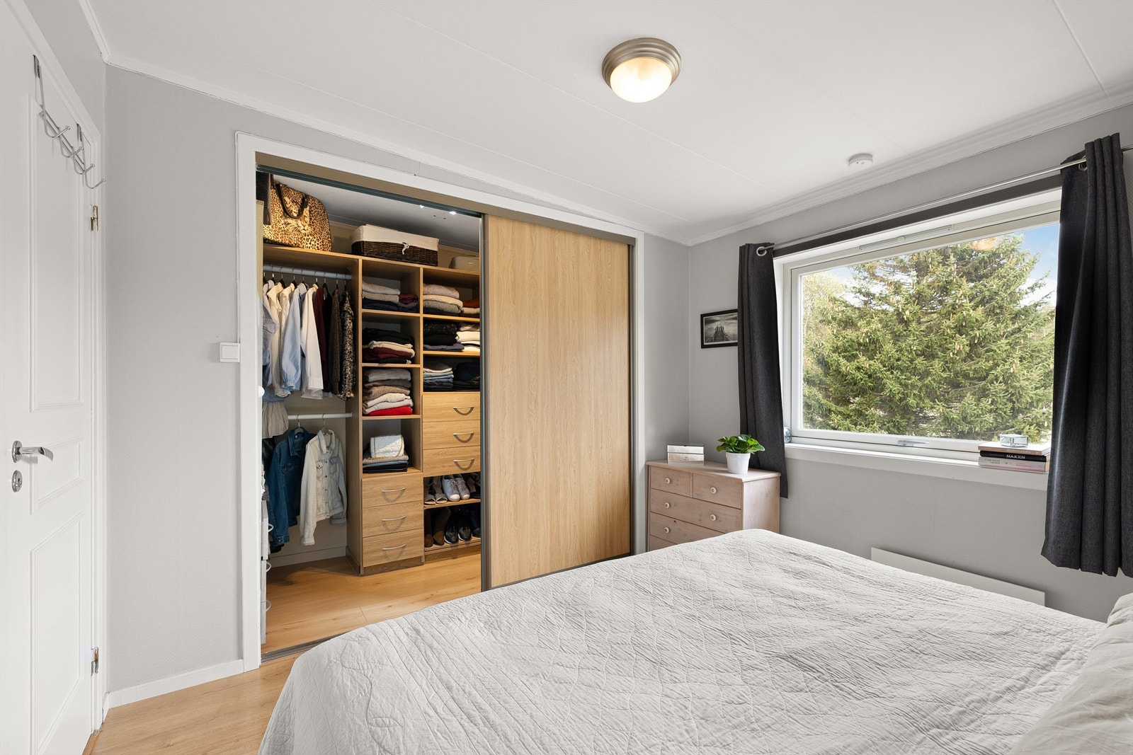 Leilighetens innvendige bod på nesten 4 kvm. er tilknyttet soverommet og tatt i bruk som walk-in closet, skjult bak skyvedører. Galleribilde