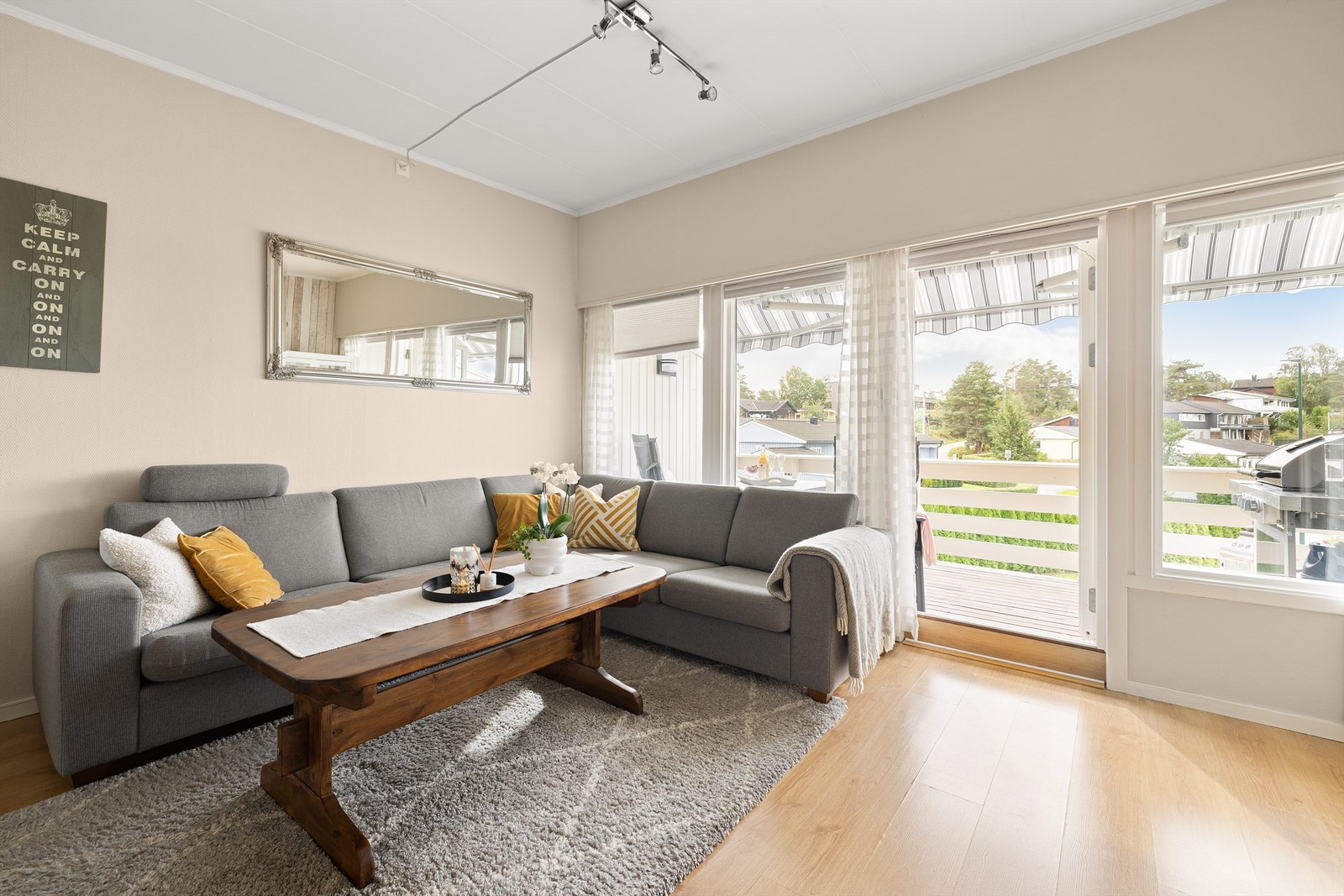 Leilighetens himling skråner opp til en luftig høyde av nesten 2,7 meter som positivt påvirker romfølelsen - spesielt i stuen. Galleribilde