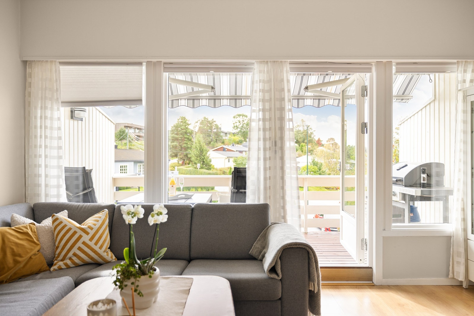 Vindusrekken mot syd fyller stuen med både solstråler og mye naturlig lys. Solskjerming oppnås enkelt med balkongens markise. Galleribilde