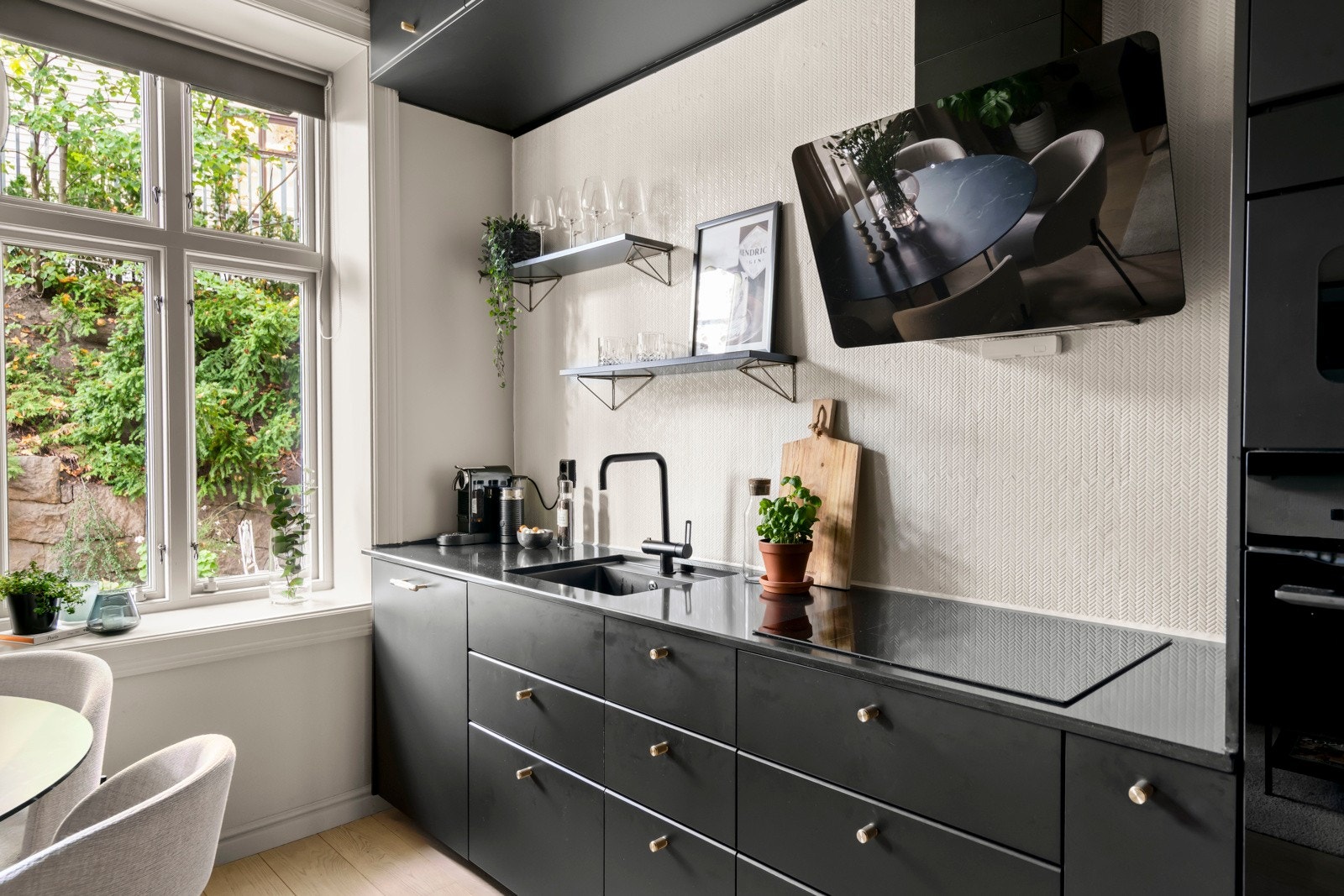 Moderne kjøkkeninnredning fra Ikea med god skap- og benkplass. Galleribilde