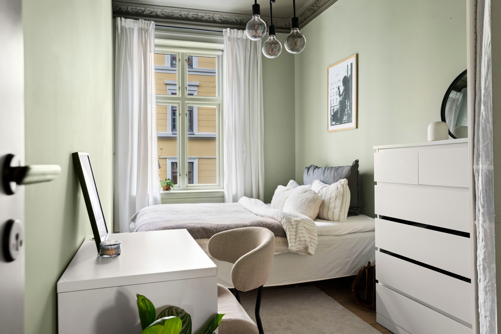 Leiligheten har to resterende soverom, hvor begge har god plass til seng og garderobeskap. Galleribilde
