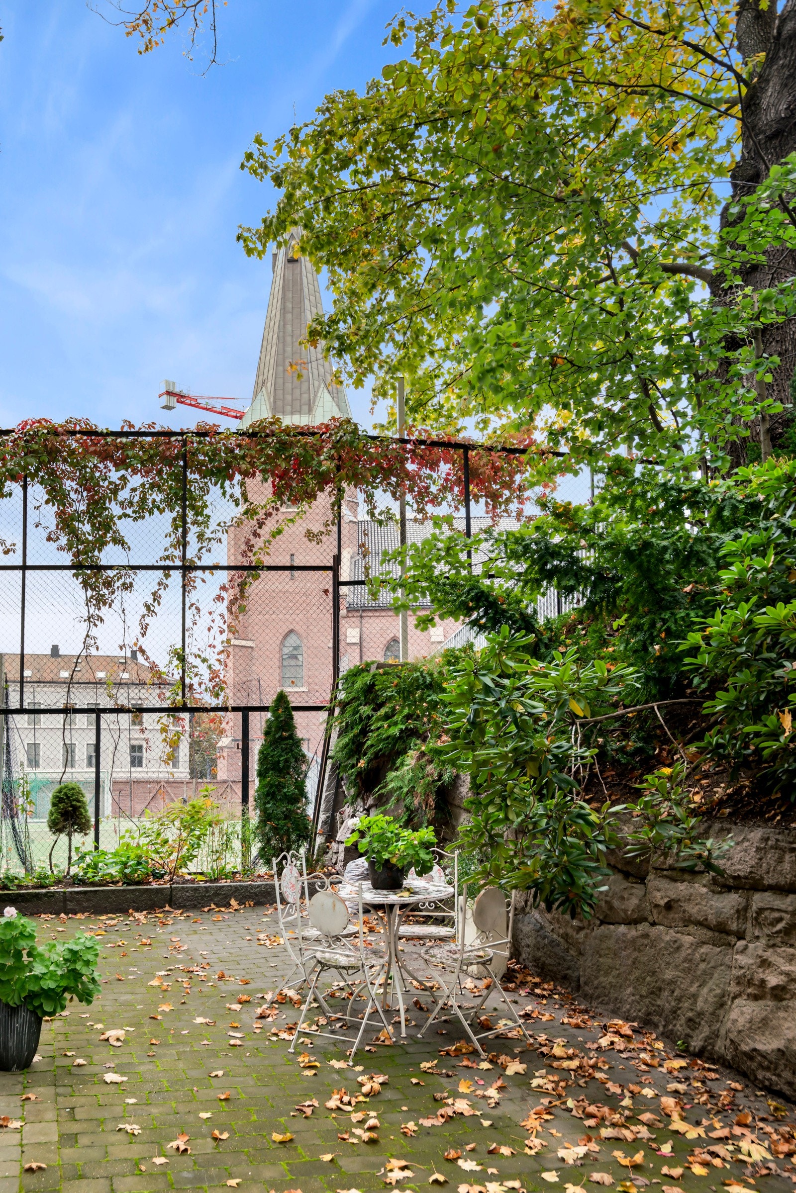 De grønne trærne gir et godt førsteinntrykk av denne klassiske gården. Galleribilde