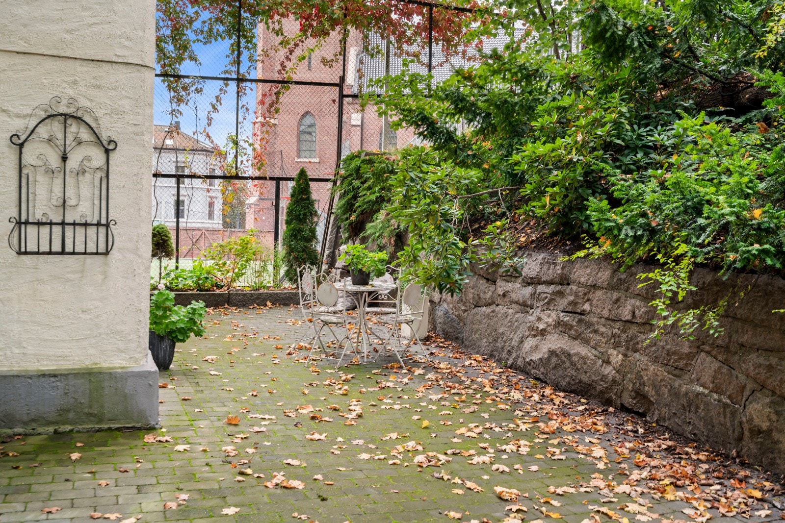 Koselig, felles og opparbeidet bakgård. Galleribilde