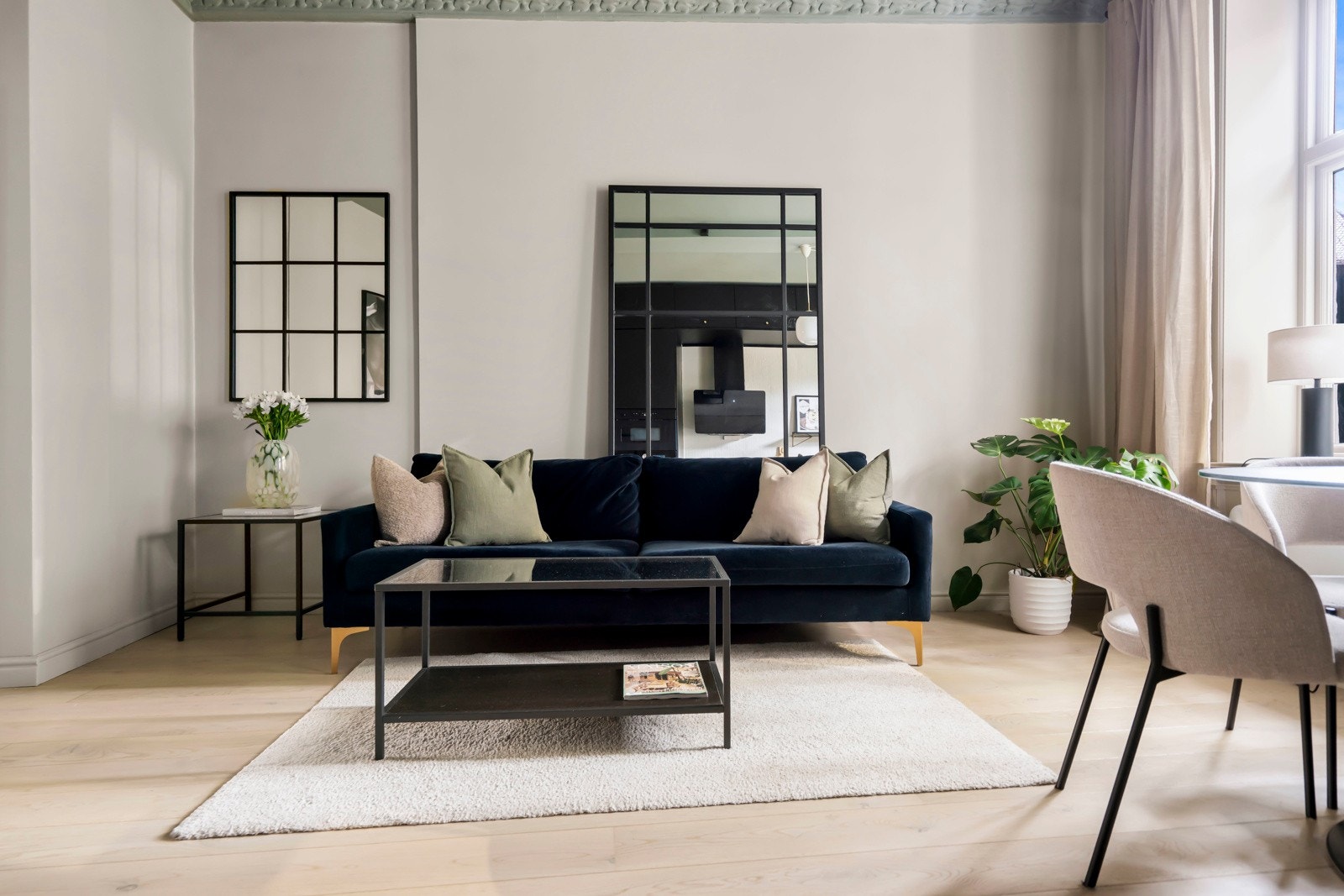 Her er det god plass til sofagruppe med tilhørende møblement og spisebord med plass til flere gjester. Galleribilde