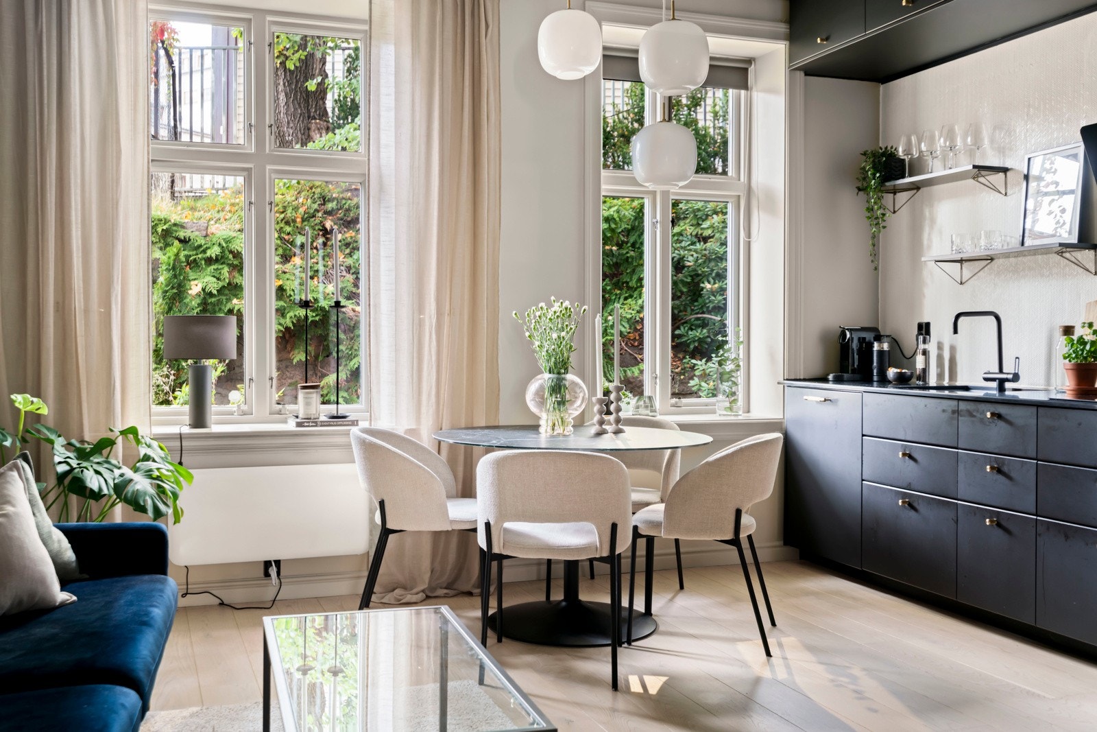 Utenfor vinduene har du utsikt mot den frodige bakgården. Galleribilde
