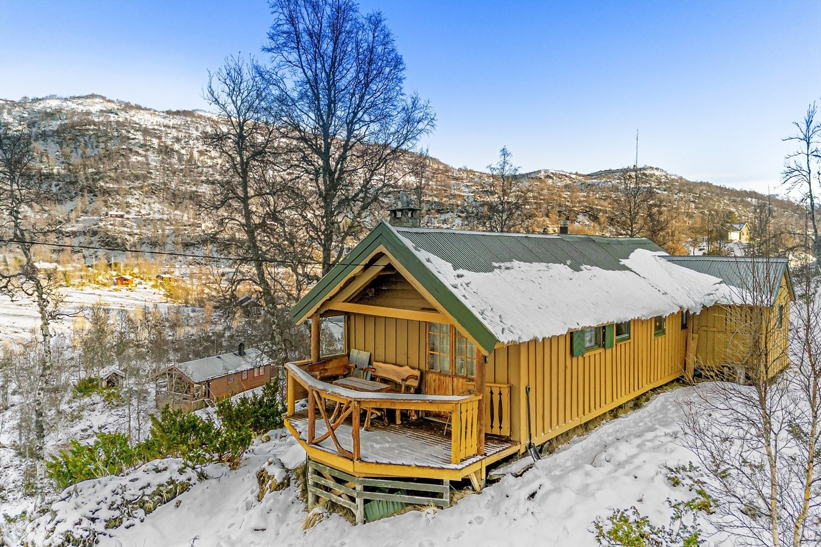Hytten har en vakker terasse med utsikt mot Bergsdalen Galleribilde