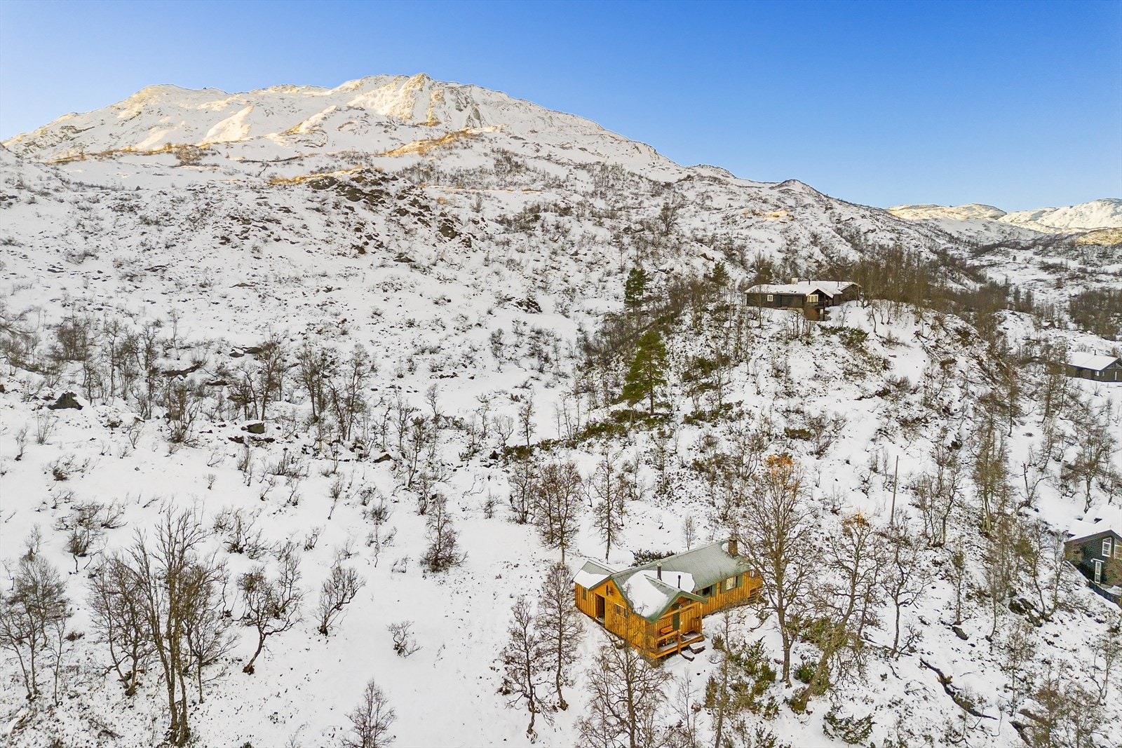 Hyttefeltet er omringet av majestetiske fjell og naturskjønne omgivelser Galleribilde